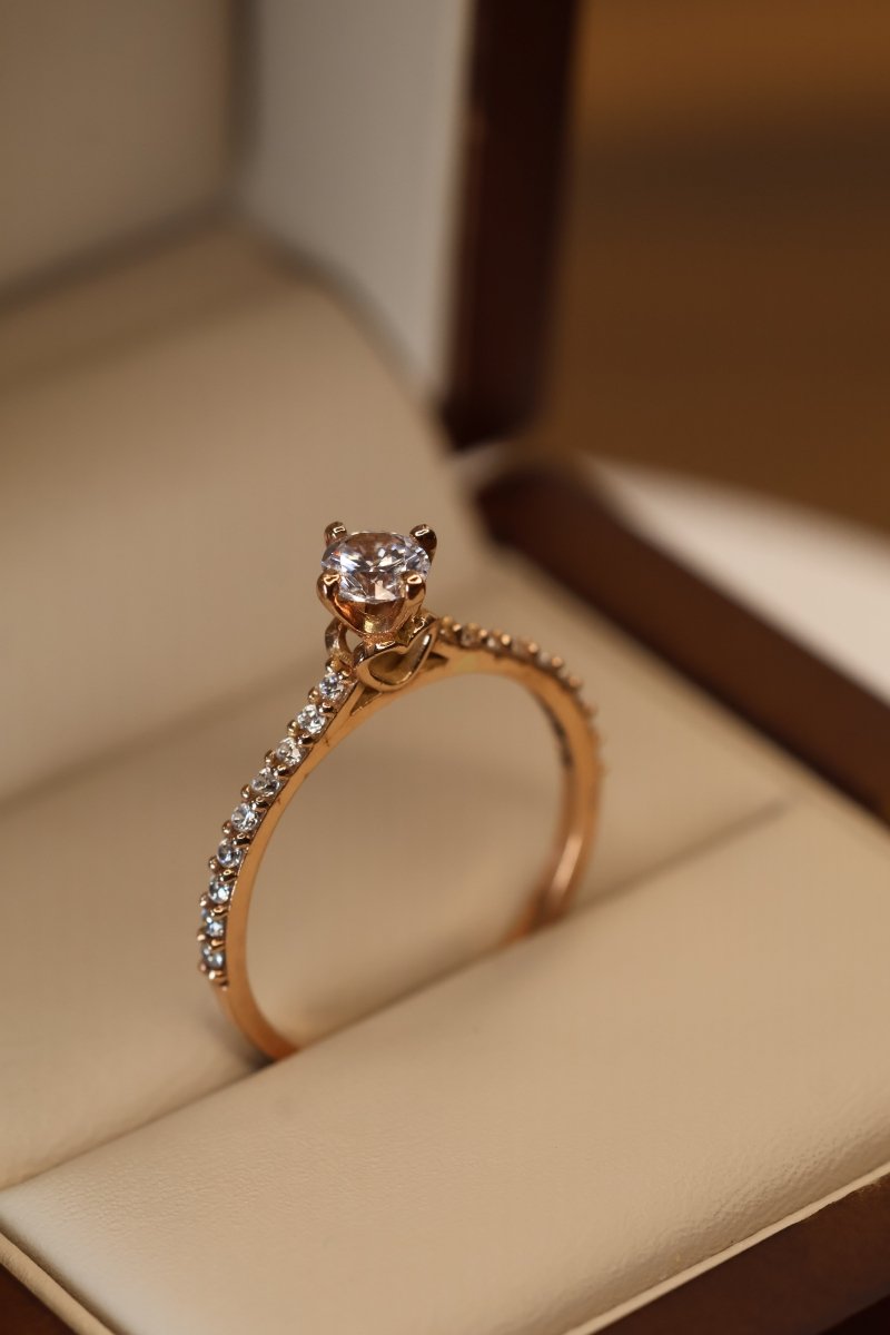 Anillo Arnel en oro rosa 10k con circonias - Mouty Joyería