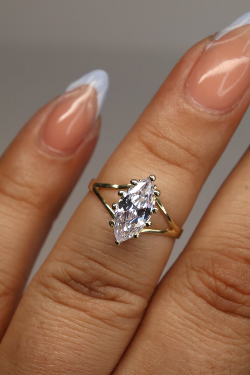 Anillo en Oro Amarillo 10k con Circonia Mod.15962 - Mouty Joyería