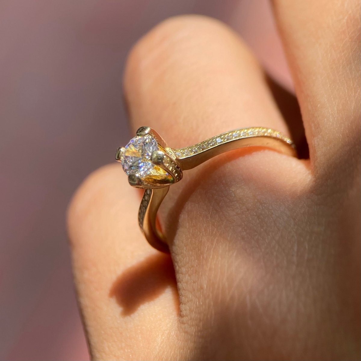 Anillo en oro amarillo 10k con circonia redonda Mod: 14533 - Mouty Joyería