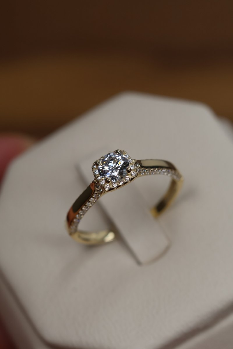 Anillo en Oro Amarillo 10k con Circonias Mod. 15853 - Mouty Joyería