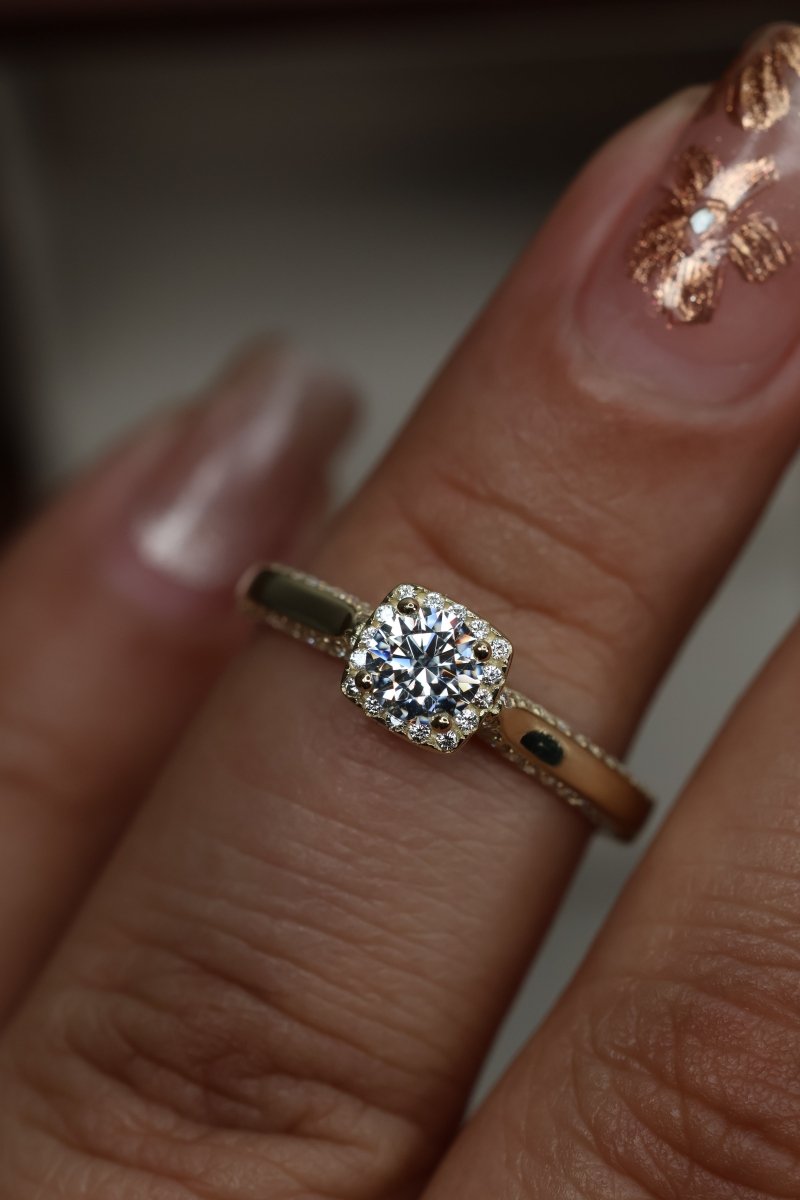 Anillo en Oro Amarillo 10k con Circonias Mod. 15853 - Mouty Joyería