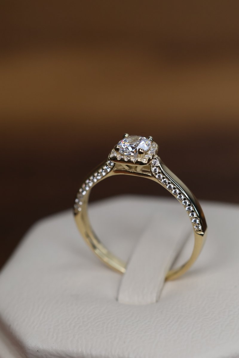 Anillo en Oro Amarillo 10k con Circonias Mod. 15853 - Mouty Joyería