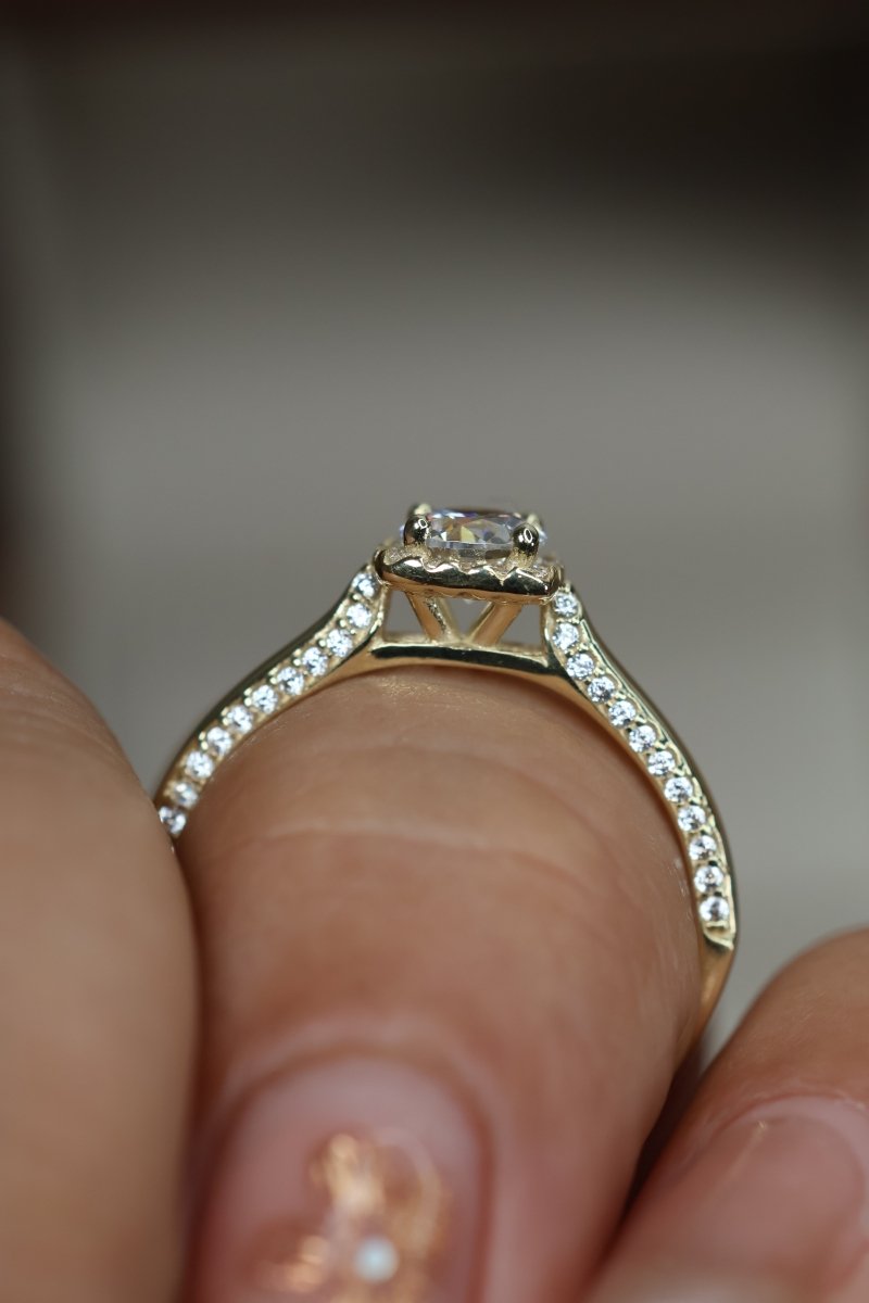 Anillo en Oro Amarillo 10k con Circonias Mod. 15853 - Mouty Joyería