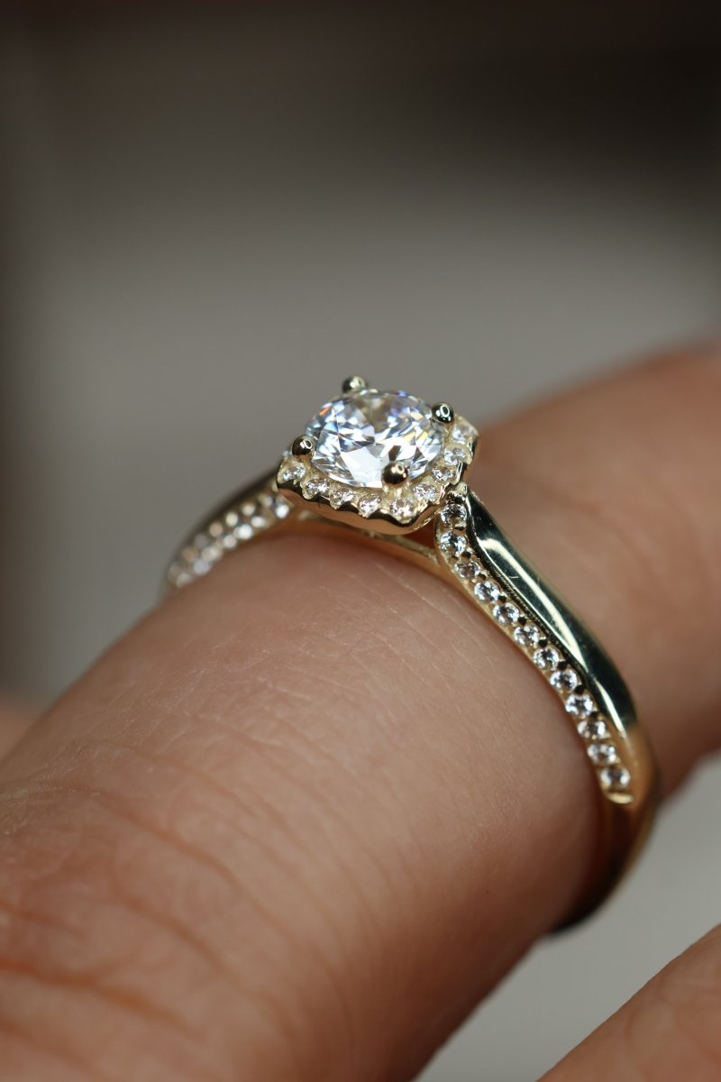 Anillo en Oro Amarillo 10k con Circonias Mod. 15853 - Mouty Joyería