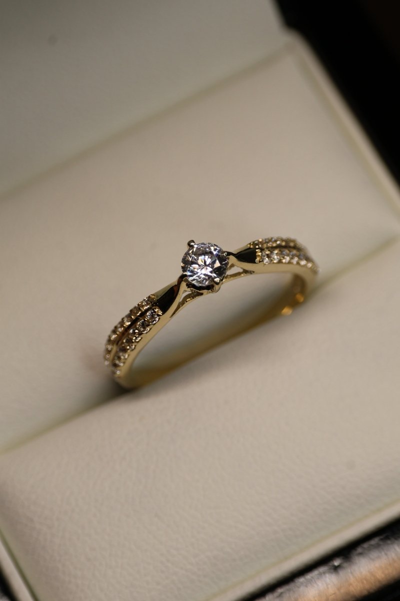 Anillo en Oro Amarillo 10k con Circonias Mod.15941 - Mouty Joyería