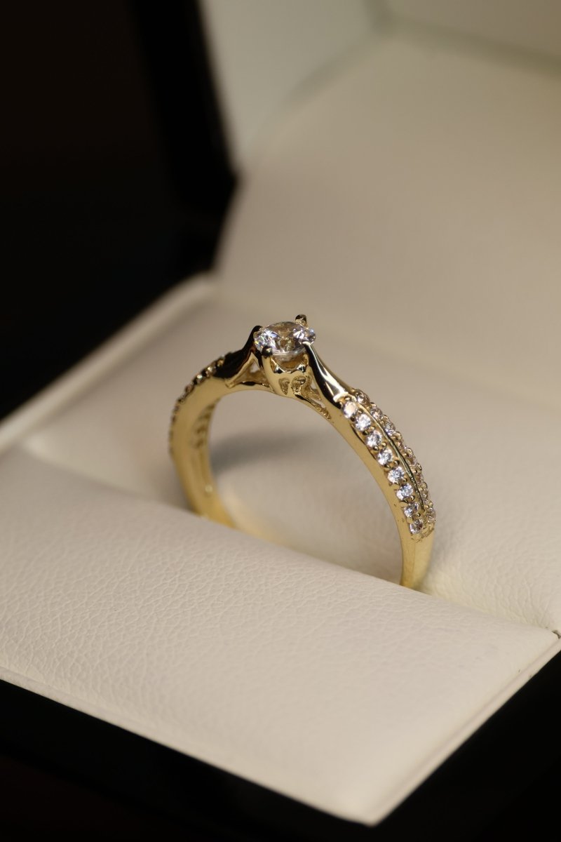 Anillo en Oro Amarillo 10k con Circonias Mod.15941 - Mouty Joyería