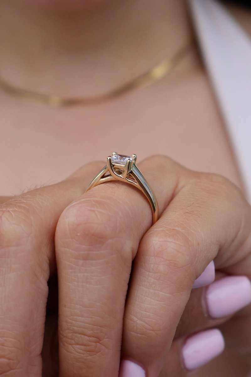 Anillo en Oro Amarillo 14k con Circonia Mod. 15153 - Mouty Joyería