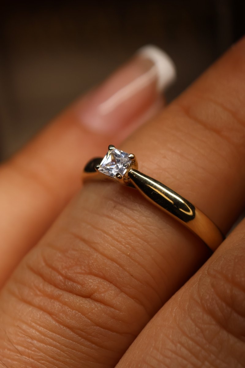 Anillo en Oro Amarillo 14k con Circonia Mod. 15888 - Mouty Joyería