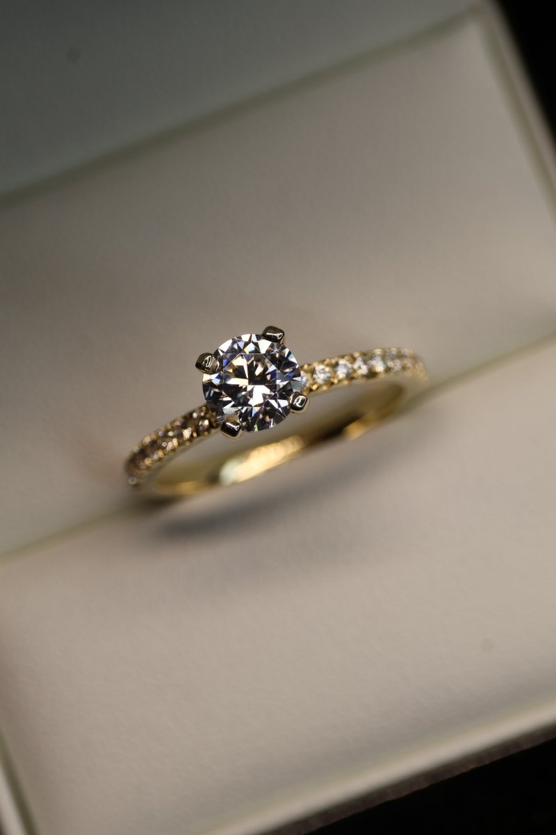 Anillo en Oro Amarillo 14k con Circonias Mod.16019 - Mouty Joyería