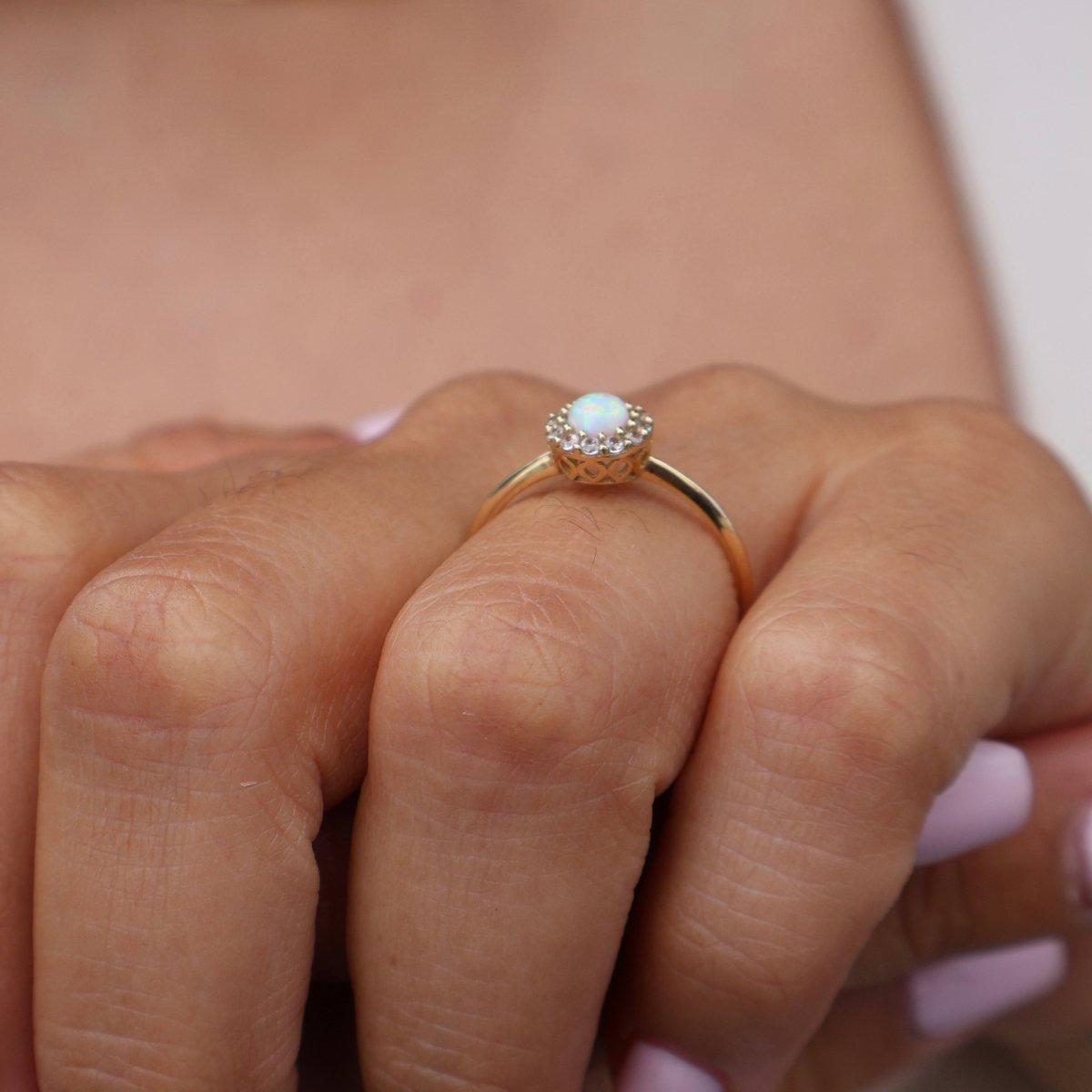 Anillo en Oro Amrillo 14k con Opalo y Circonias Mod. 15381 (Talla Unica) - Mouty Joyería