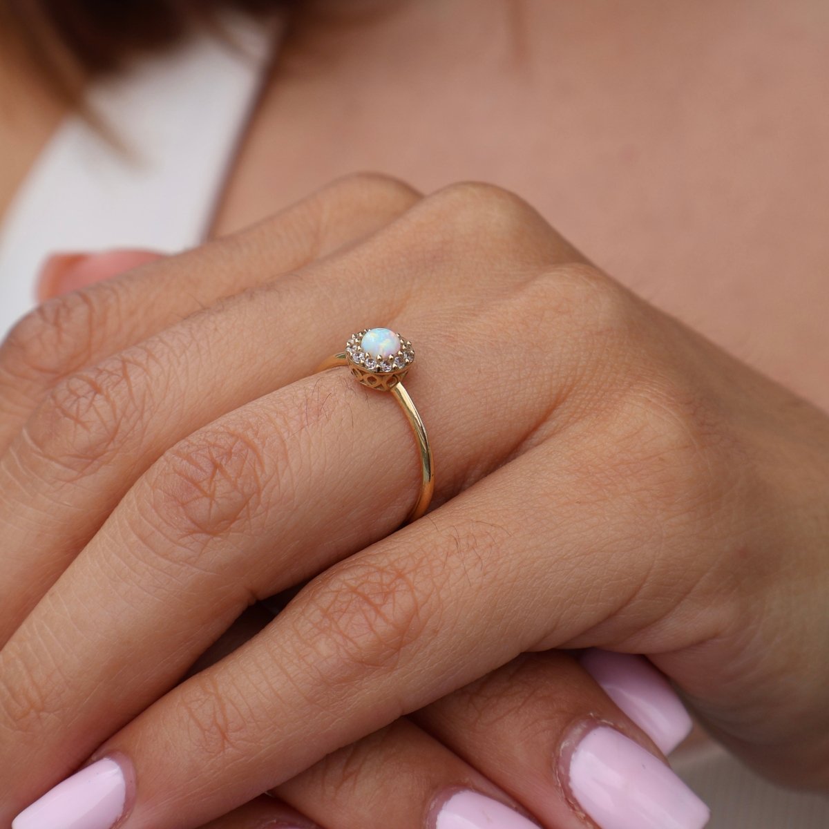 Anillo en Oro Amrillo 14k con Opalo y Circonias Mod. 15381 (Talla Unica) - Mouty Joyería