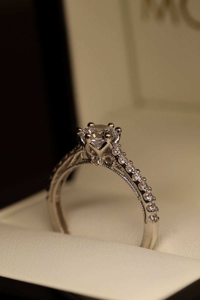 Anillo en Oro Blanco 10k con Circonias Mod.15906 - Mouty Joyería