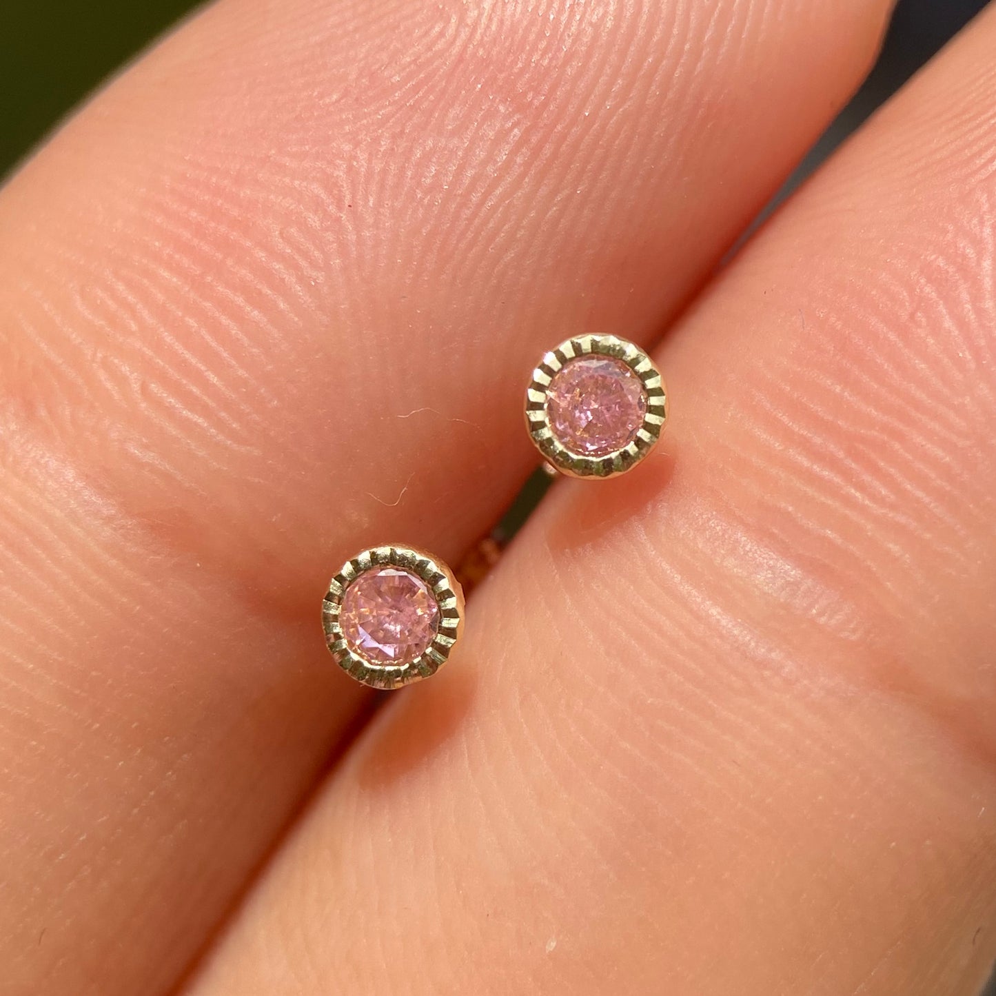 Broquel Diamantado con Zirconia Rosa Oro Amarillo 14k BO025 3.5mm