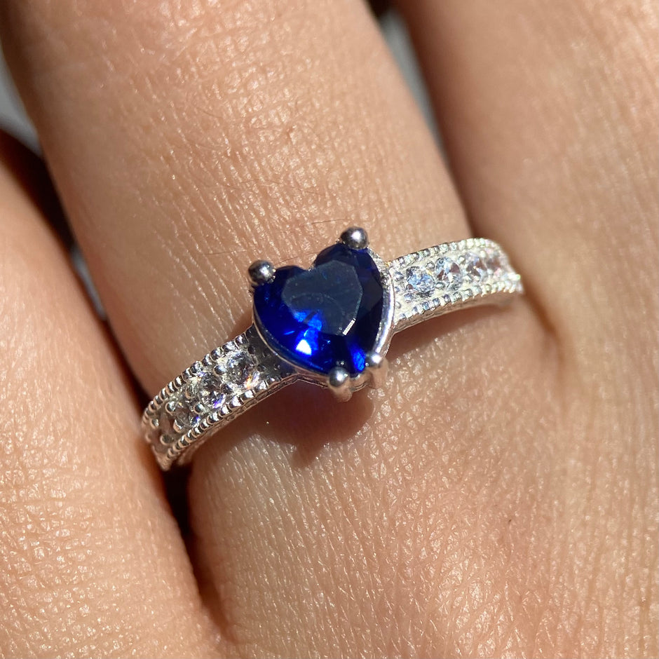 Anillo Fanny en plata con circonia azul rey
