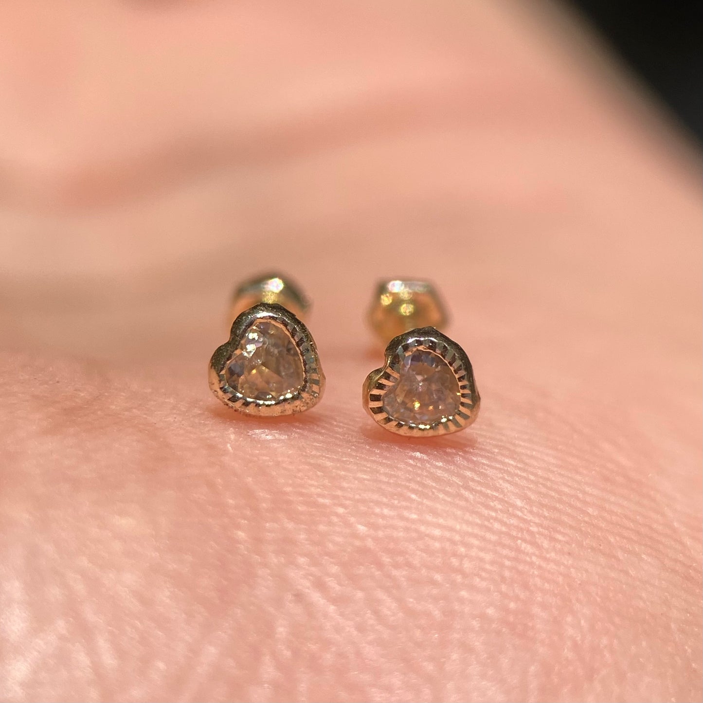 Broquel Corazón Mini Diamantado con Zirconia Blanca Oro Amarillo 14k BO041 3.5mm