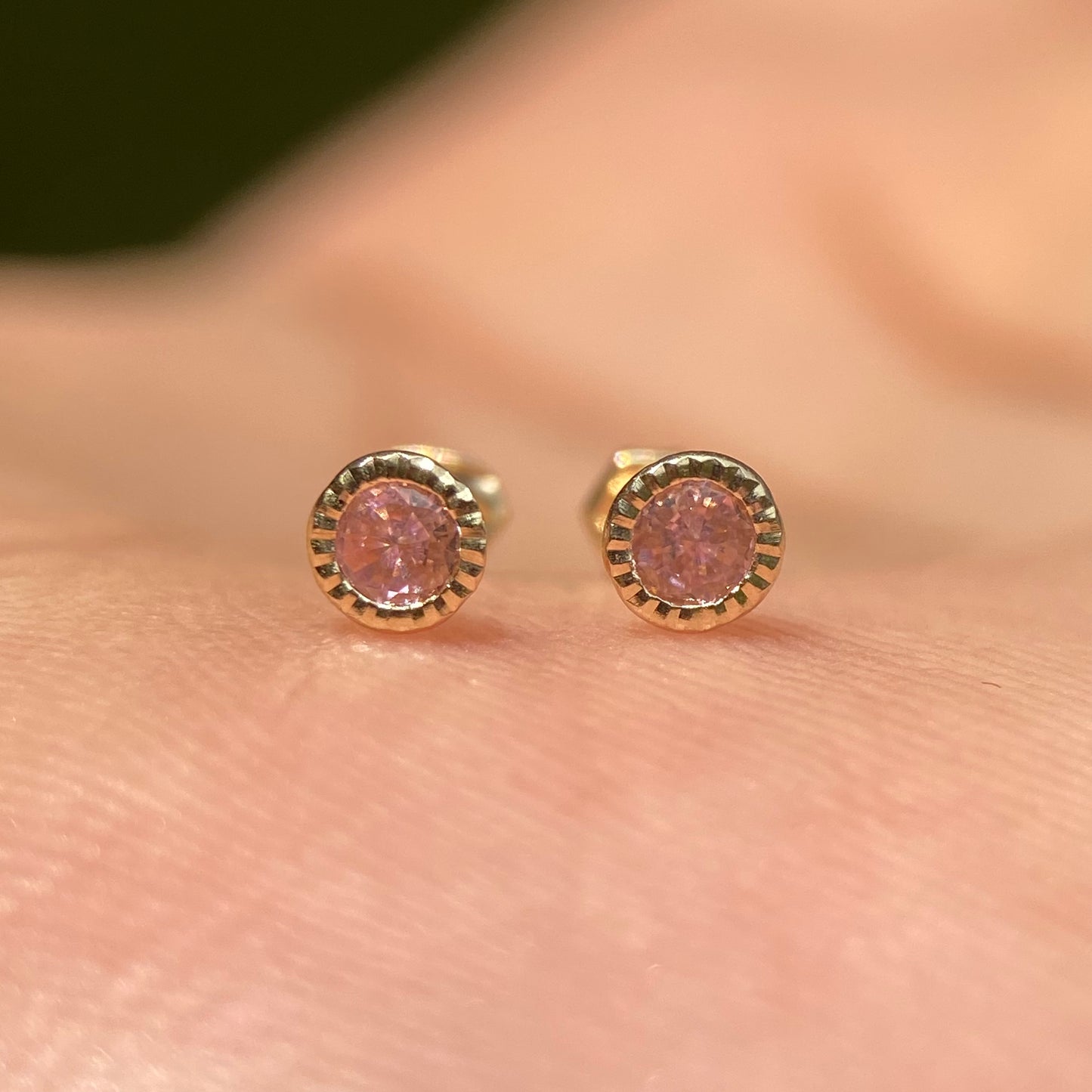 Broquel Diamantado con Zirconia Rosa Oro Amarillo 14k BO025 3.5mm