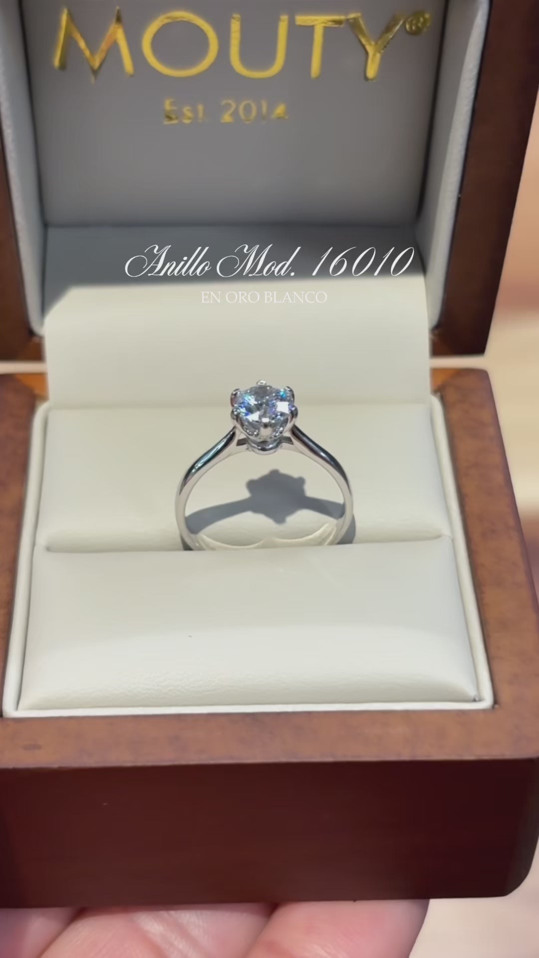 Anillo en Oro Blanco 10k con Circonias Mod. 16010