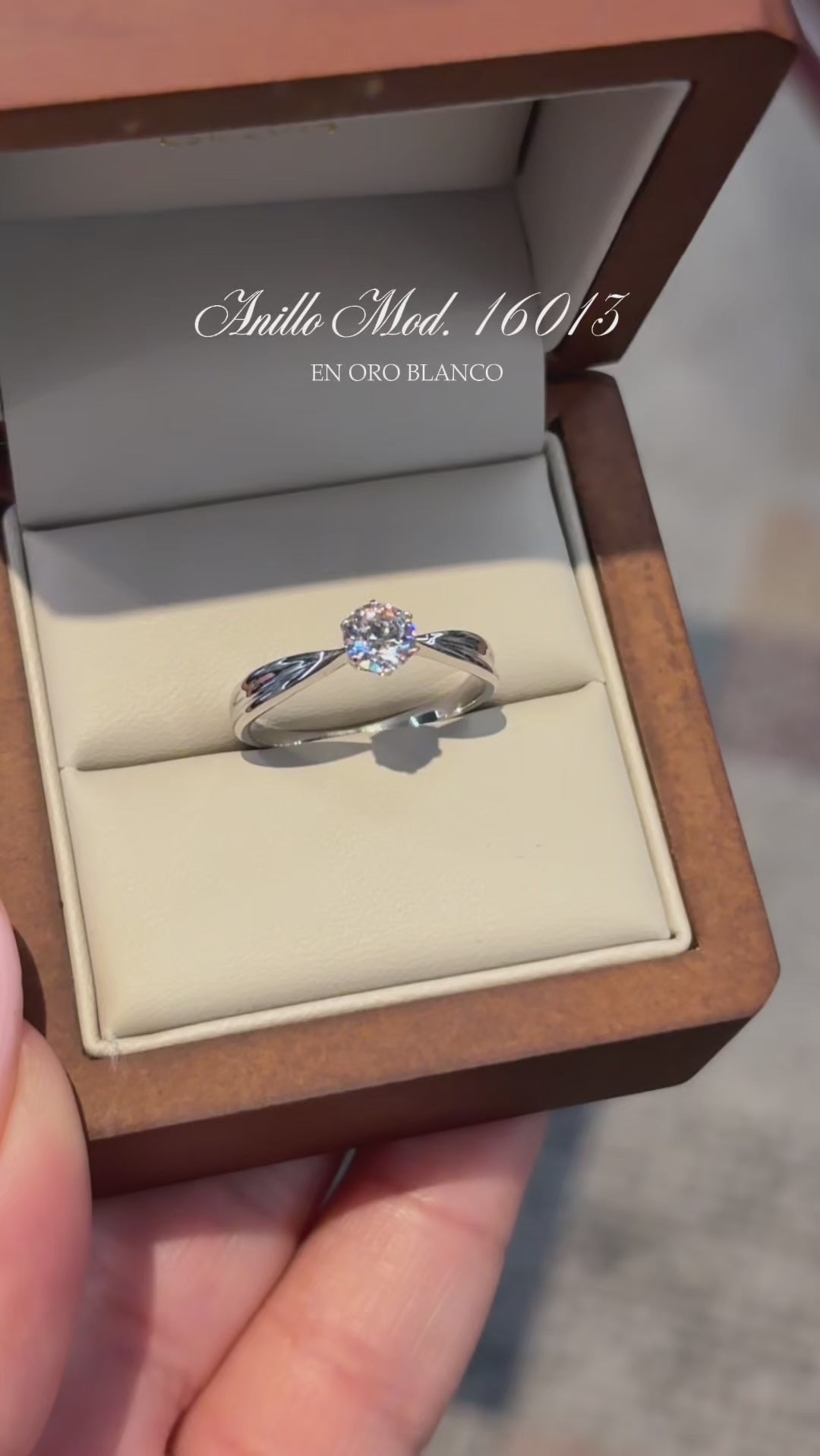 Anillo en Oro Blanco 10k con Circonias Mod. 16013