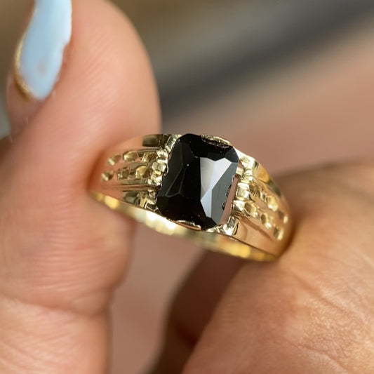 Anillo para hombre en oro amarillo 10k con circonia negra Mod10