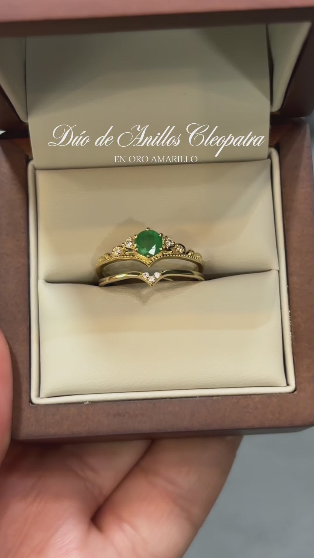 Dúo de Anillos Cleopatra en Oro con Esmeralda y Circonias 0.53 ct