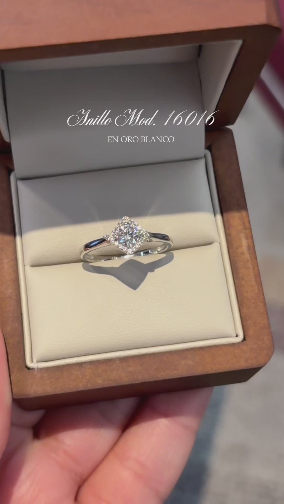 Anillo en Oro Blanco 14k con Circonias Mod.16016