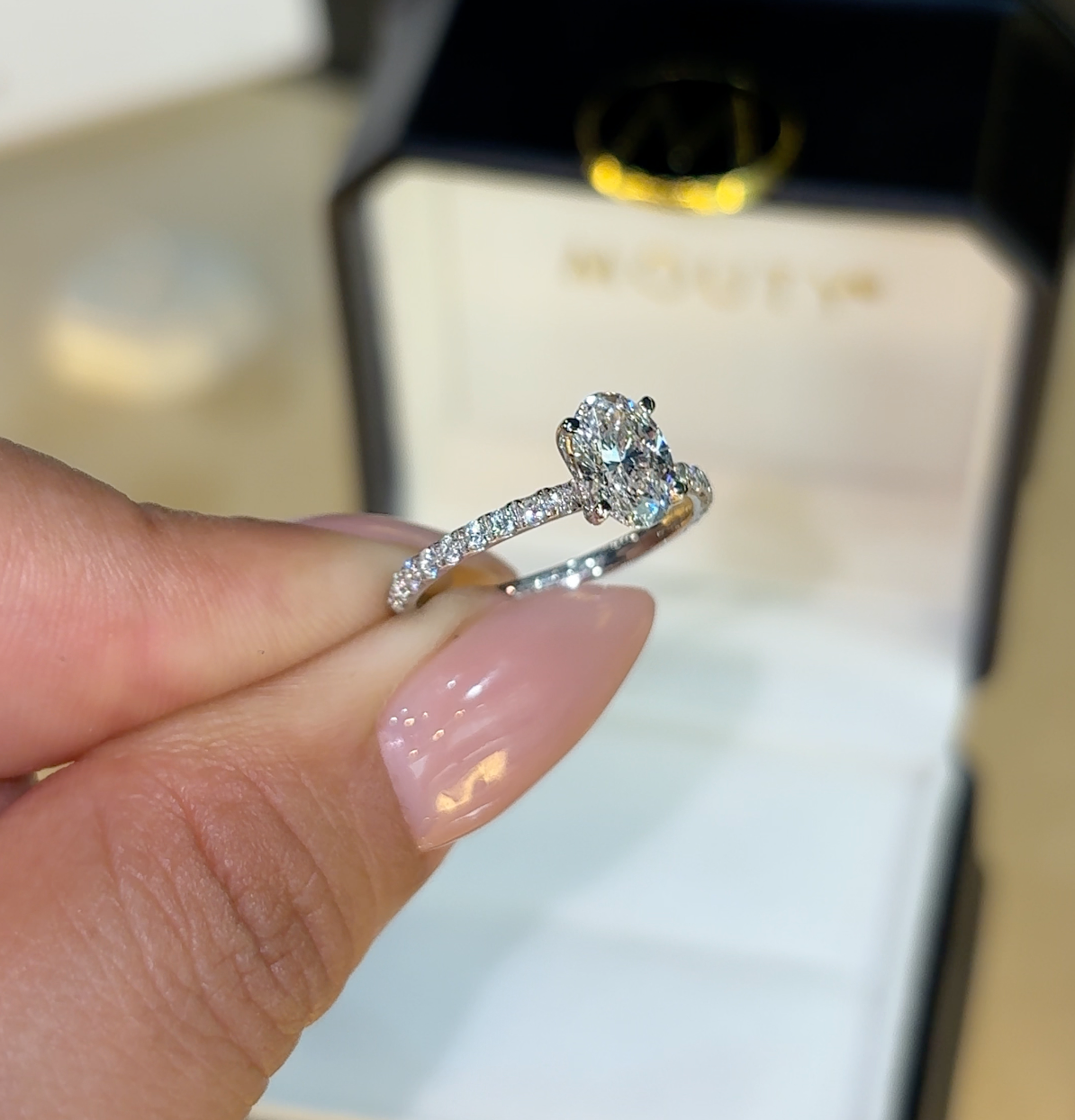 Anillo Meghan en oro con diamante de laboratorio corte oval 1.00ct