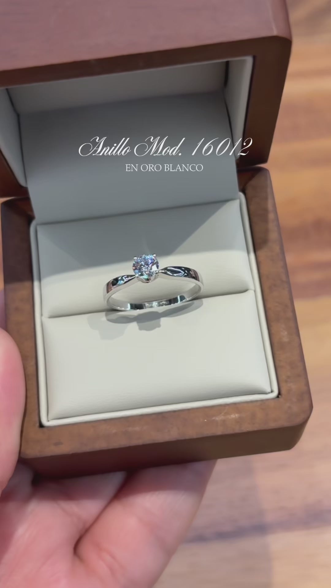 Anillo en Oro Blanco 10k con Circonias Mod. 16012