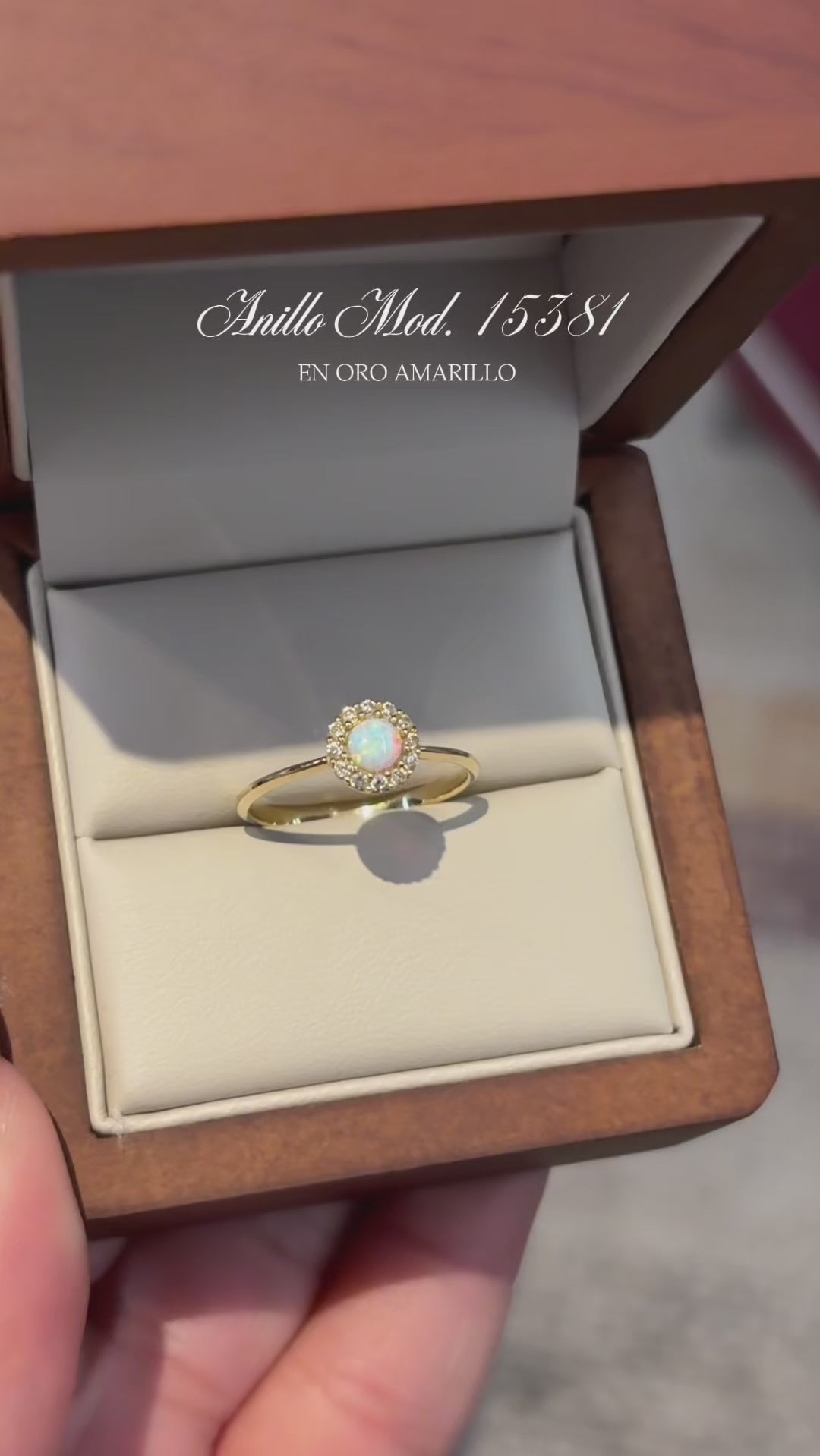 Anillo en Oro Amrillo 14k con Opalo y Circonias Mod. 15381 (Talla Unica)