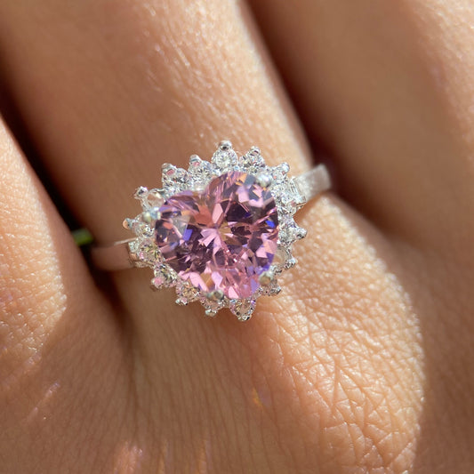 Anillo Serena en Oro blanco 14k con Circonia Rosa Inspirado en Sailor M.