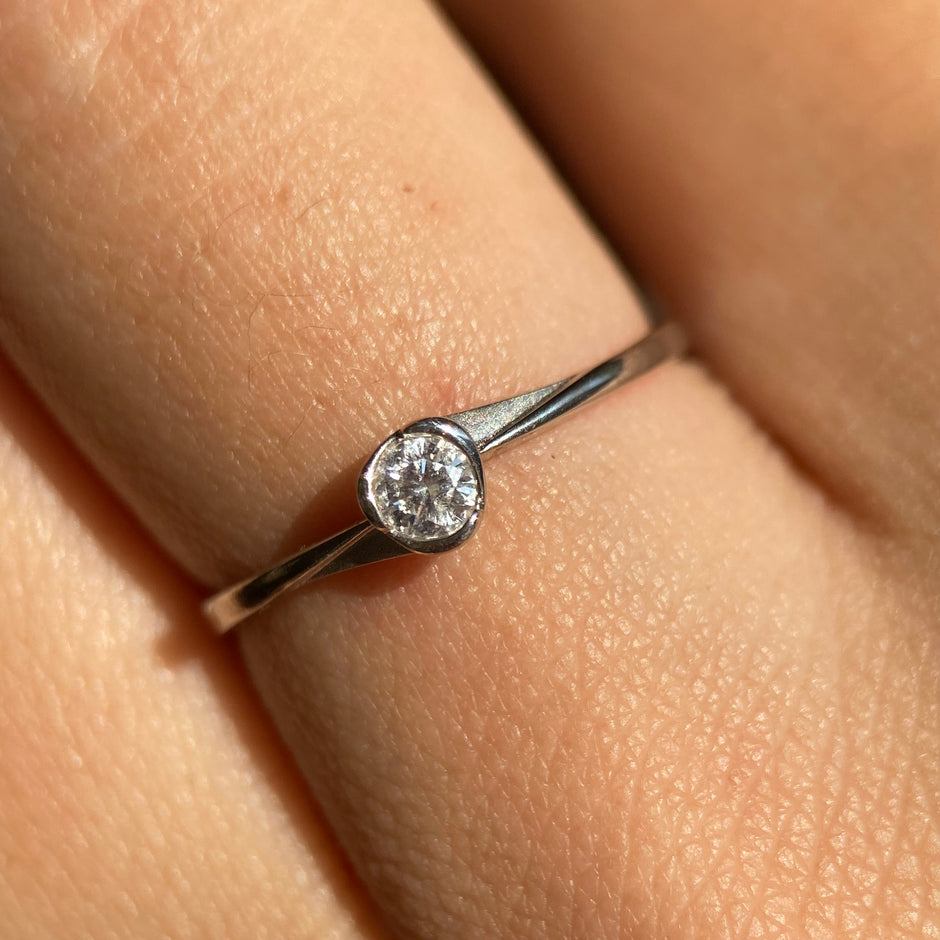 Anillo en oro blanco 14k con diamante natural .14cts Mod: OF1243