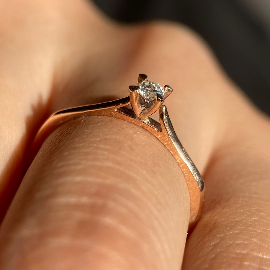 Anillo en oro rosa 14k con diamante natural .10cts Mod: OF1253