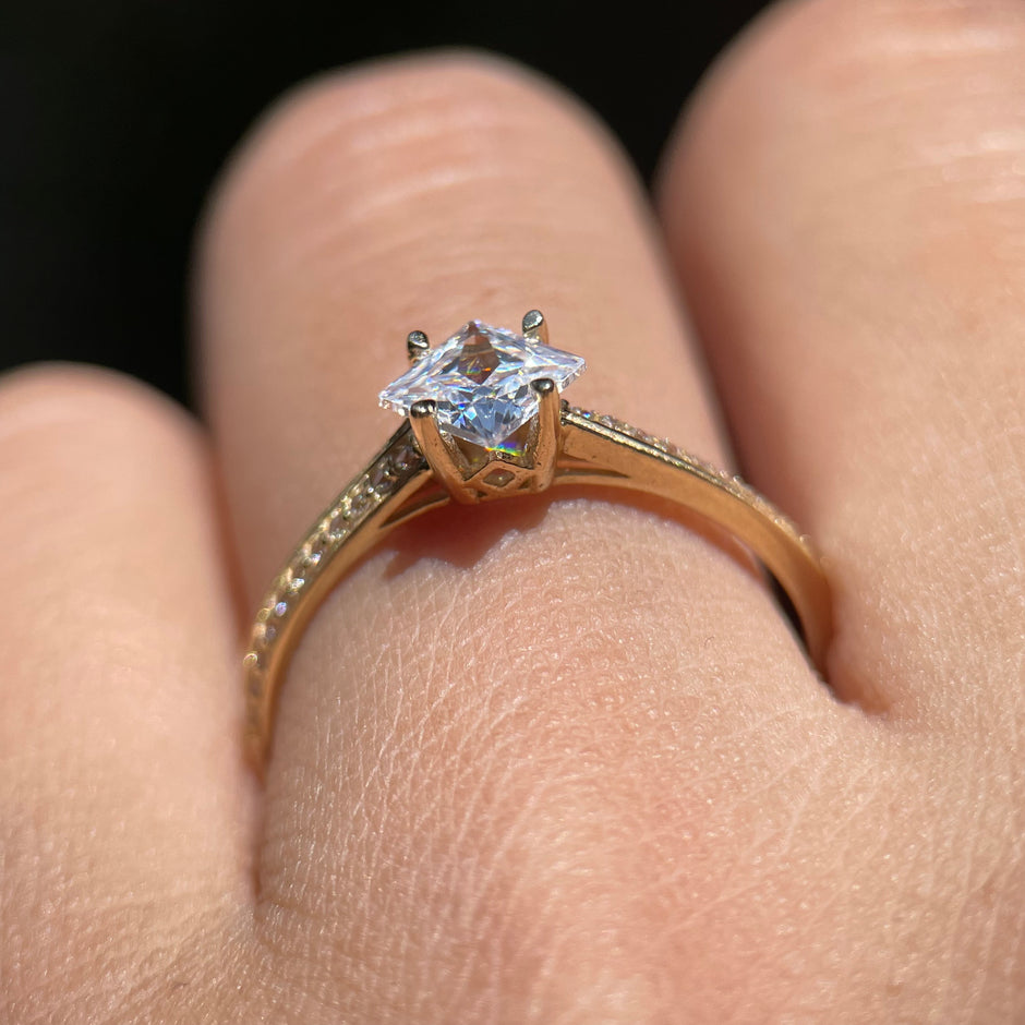 Anillo de compromiso en oro
