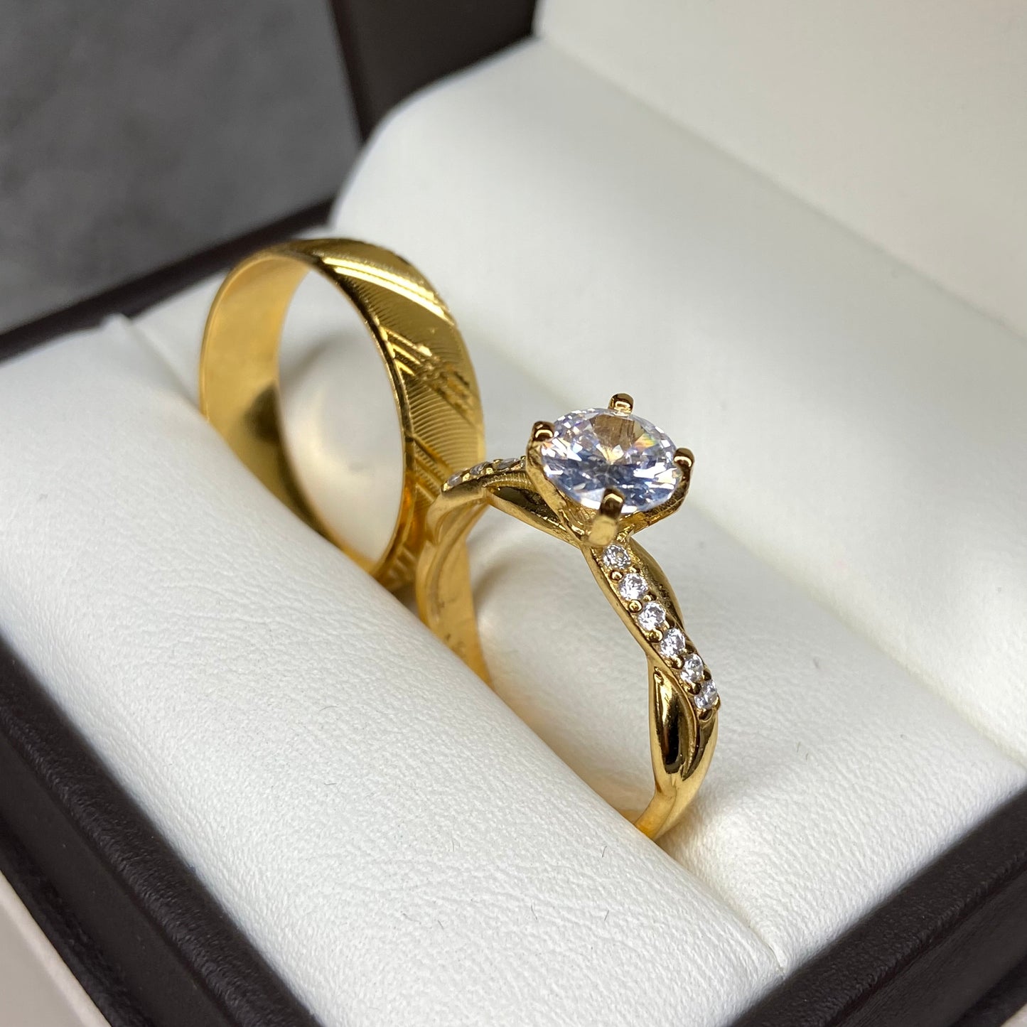 Dúo de anillos Milan-Charlize en plata con baño de oro amarillo