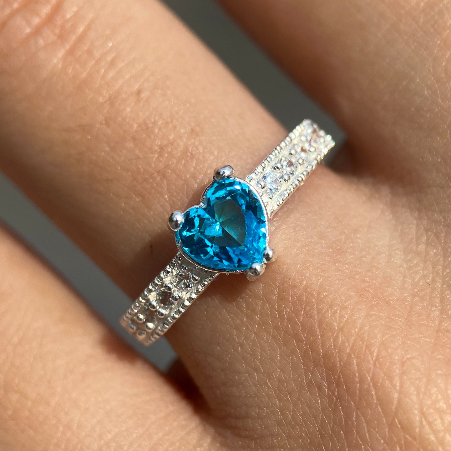 Anillo Fanny en plata con circonia azul cielo