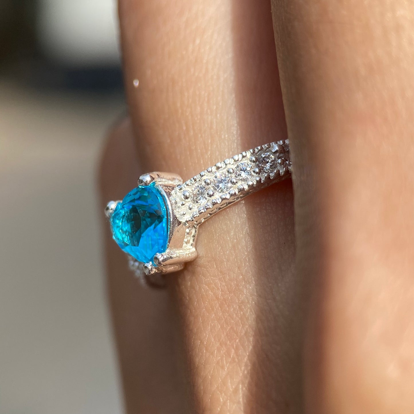 Anillo Fanny en plata con circonia azul cielo