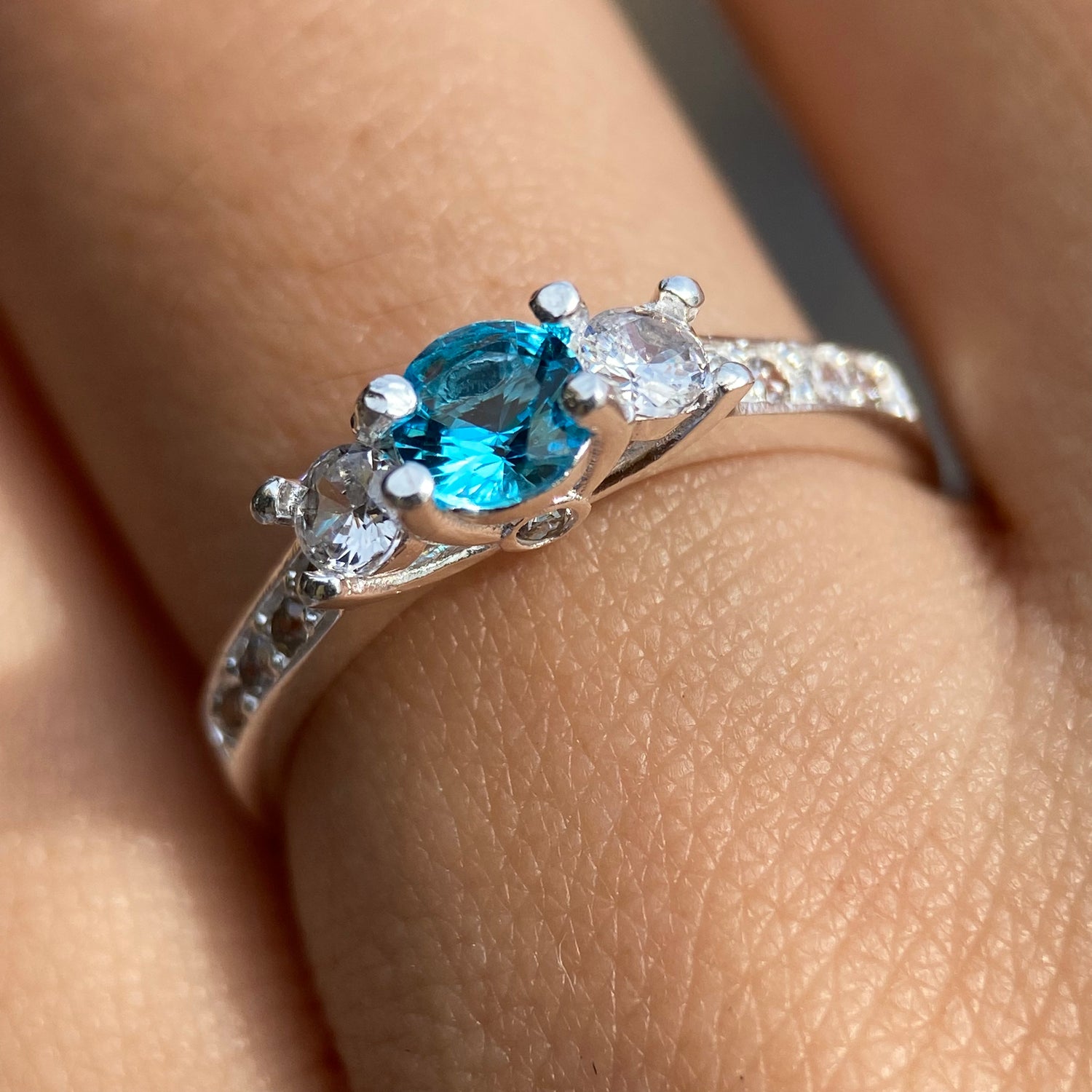 Anillo oro blanco piedra discount azul