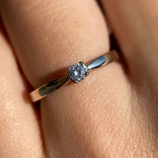 Anillo Celine en Oro blanco 18k con Circonia