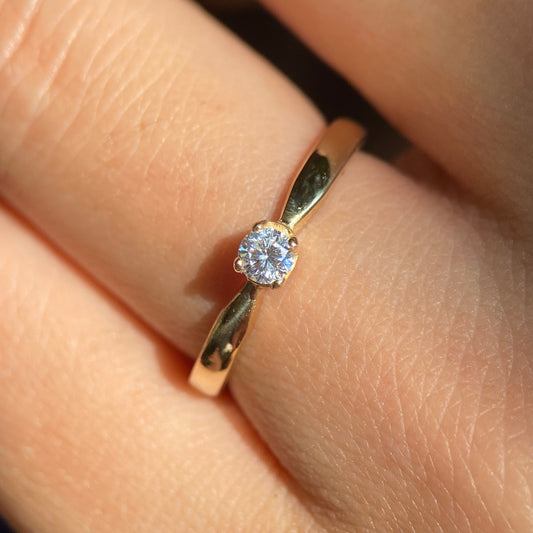 Anillo Celine en Oro amarillo 18k con Circonia