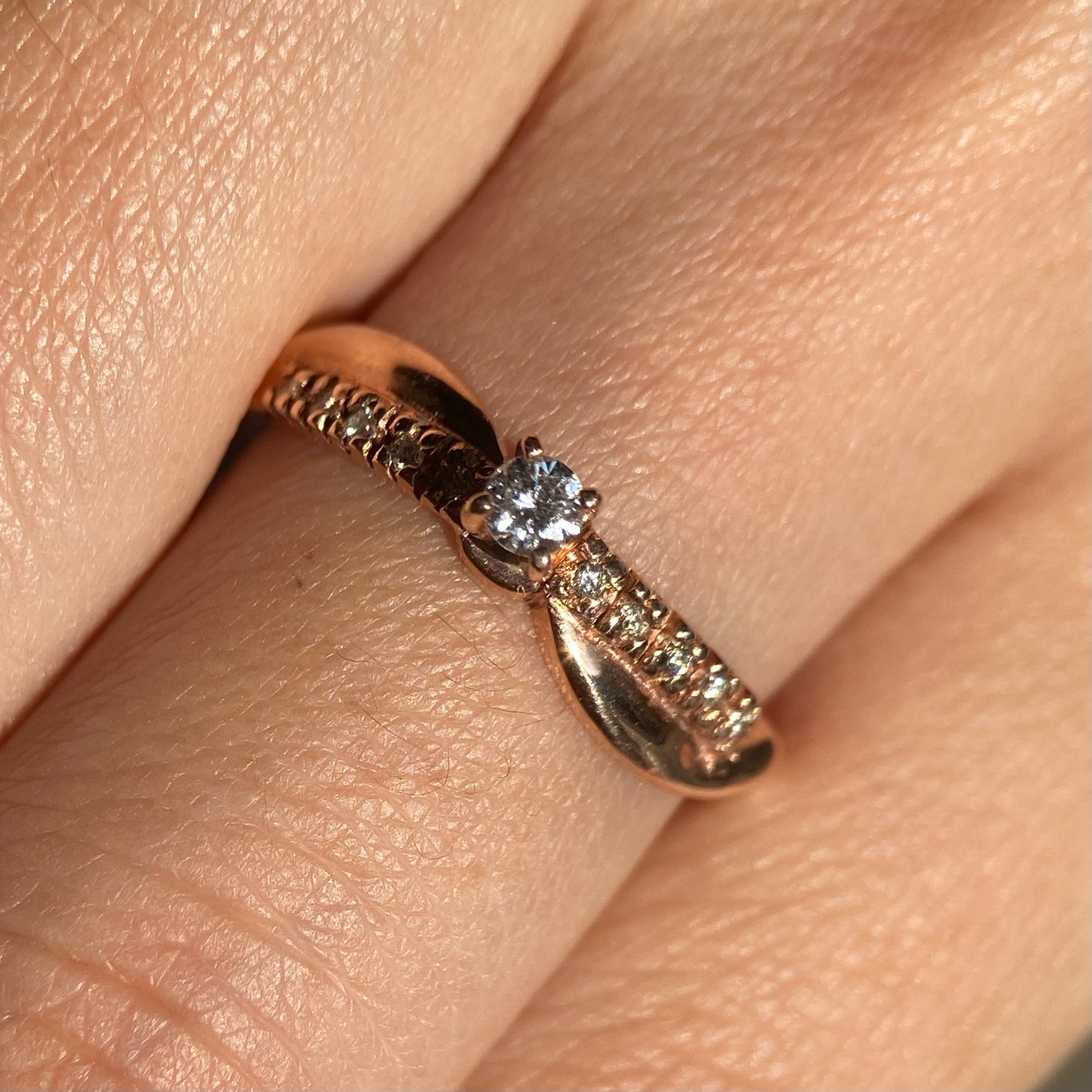 Anillo en oro rosa 14k con diamantes naturales .09L .08C Mod OF1595