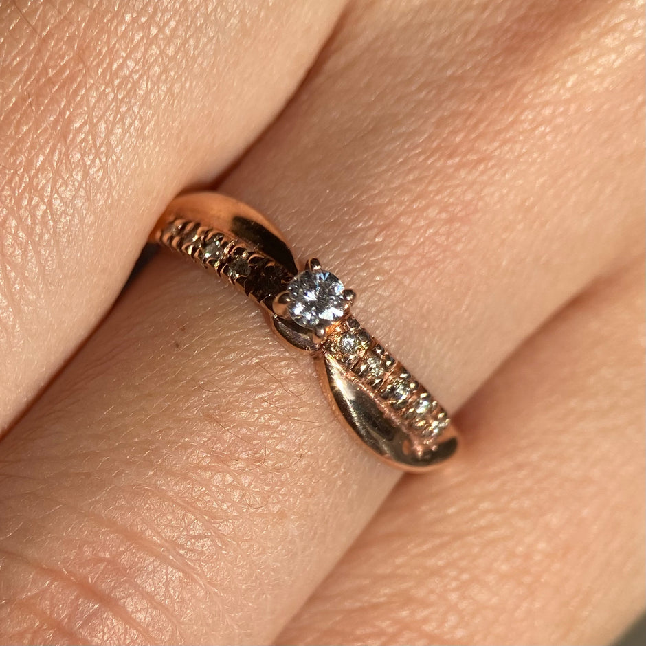Anillo en oro rosa 14k con diamantes naturales .09L .08C  Mod: OF1595