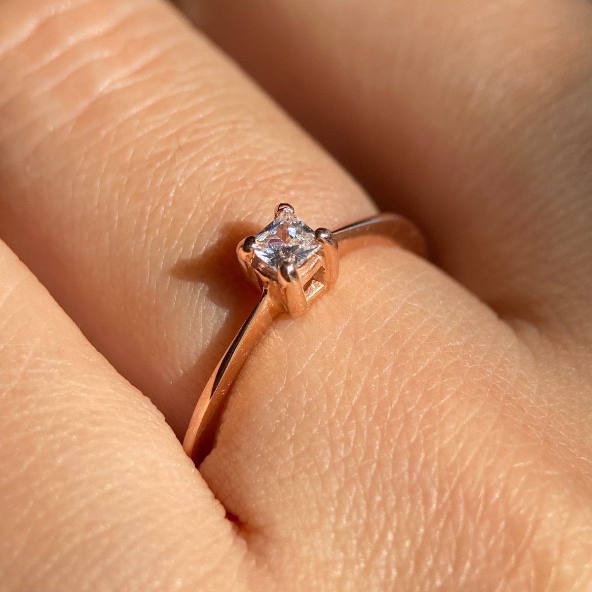 Anillo Darian en oro rosa 14k con circonia - Mouty Joyería