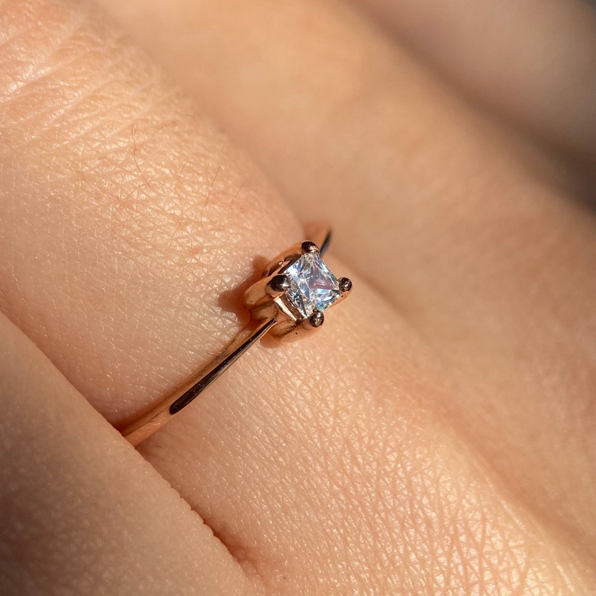 Anillo Darian en oro rosa 14k con circonia - Mouty Joyería