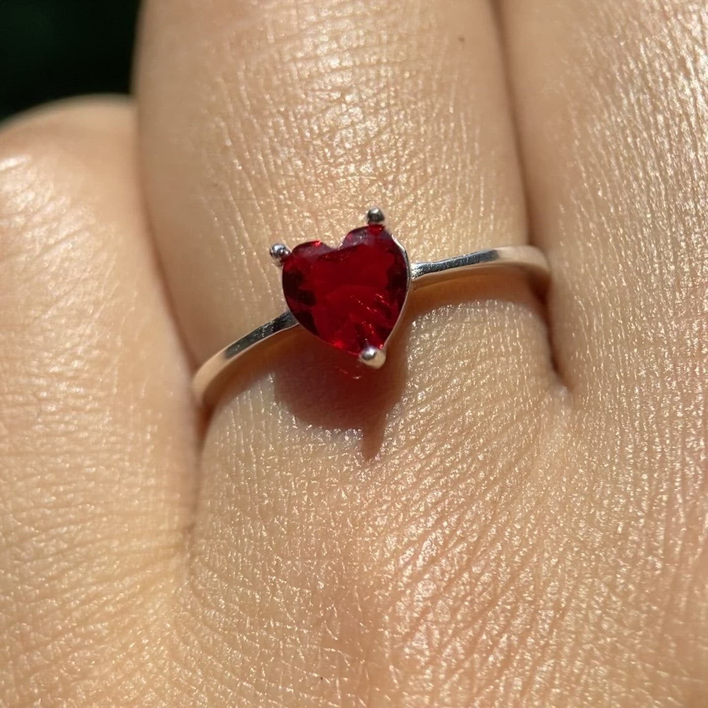 Anillo Zara en plata con circonia roja