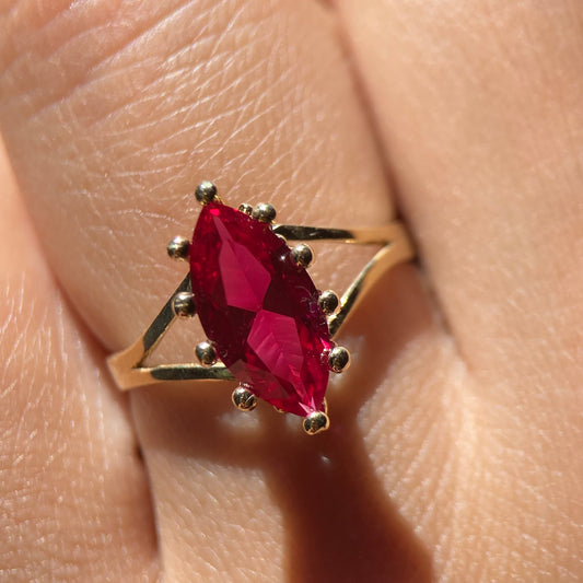 Anillo de Compromiso en Oro Amarillo de 10k con Circonia Roja Cod: MAN103