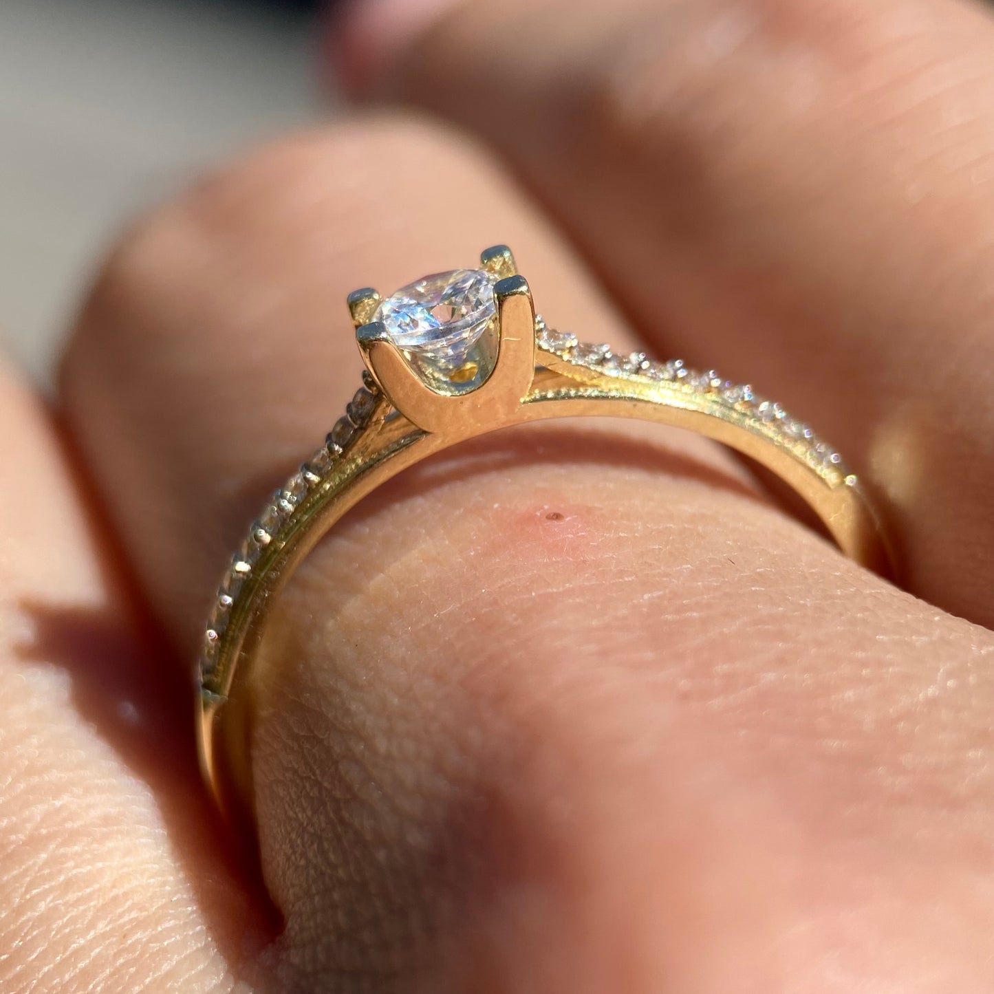 Anillo de compromiso en oro