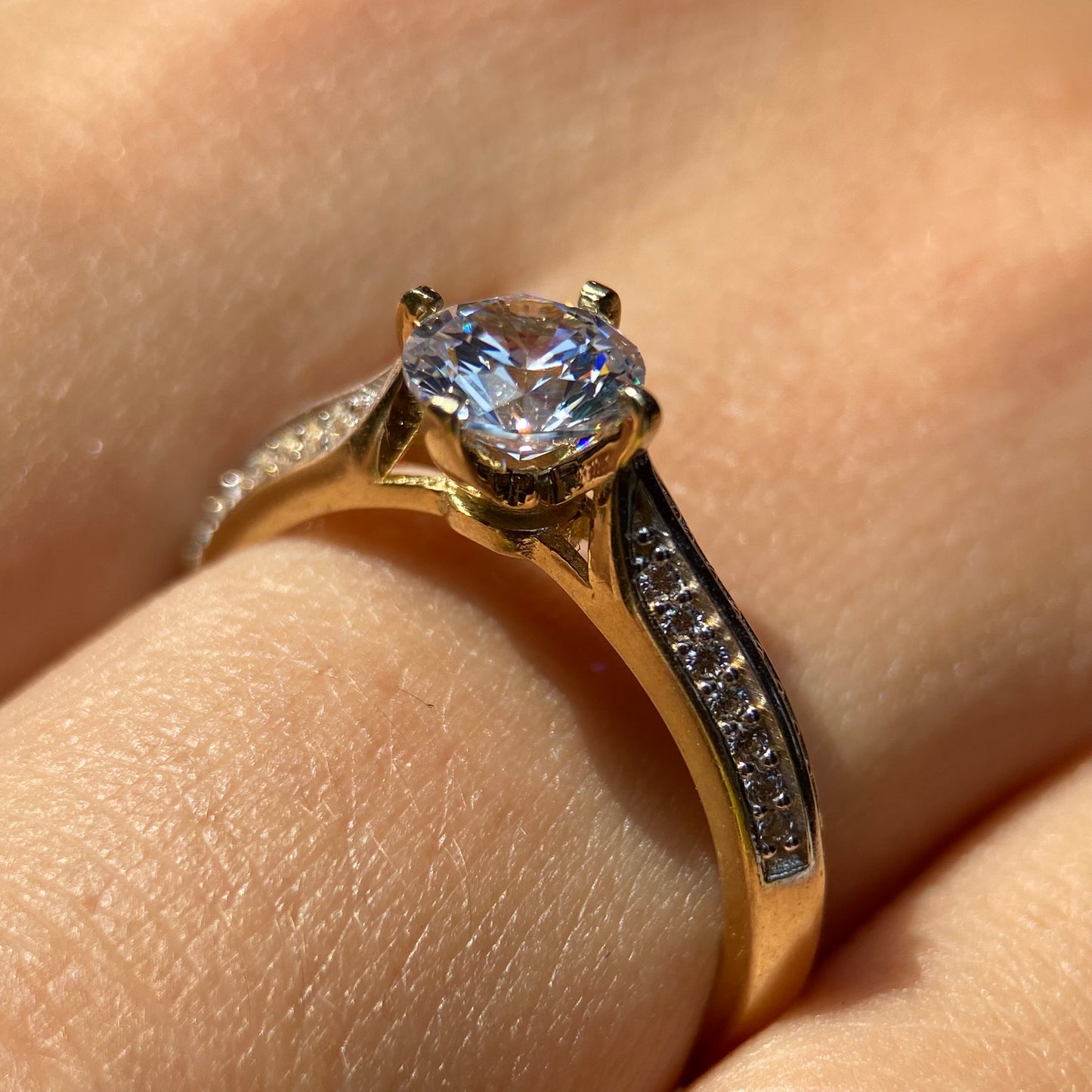 Anillo de compromiso en oro
