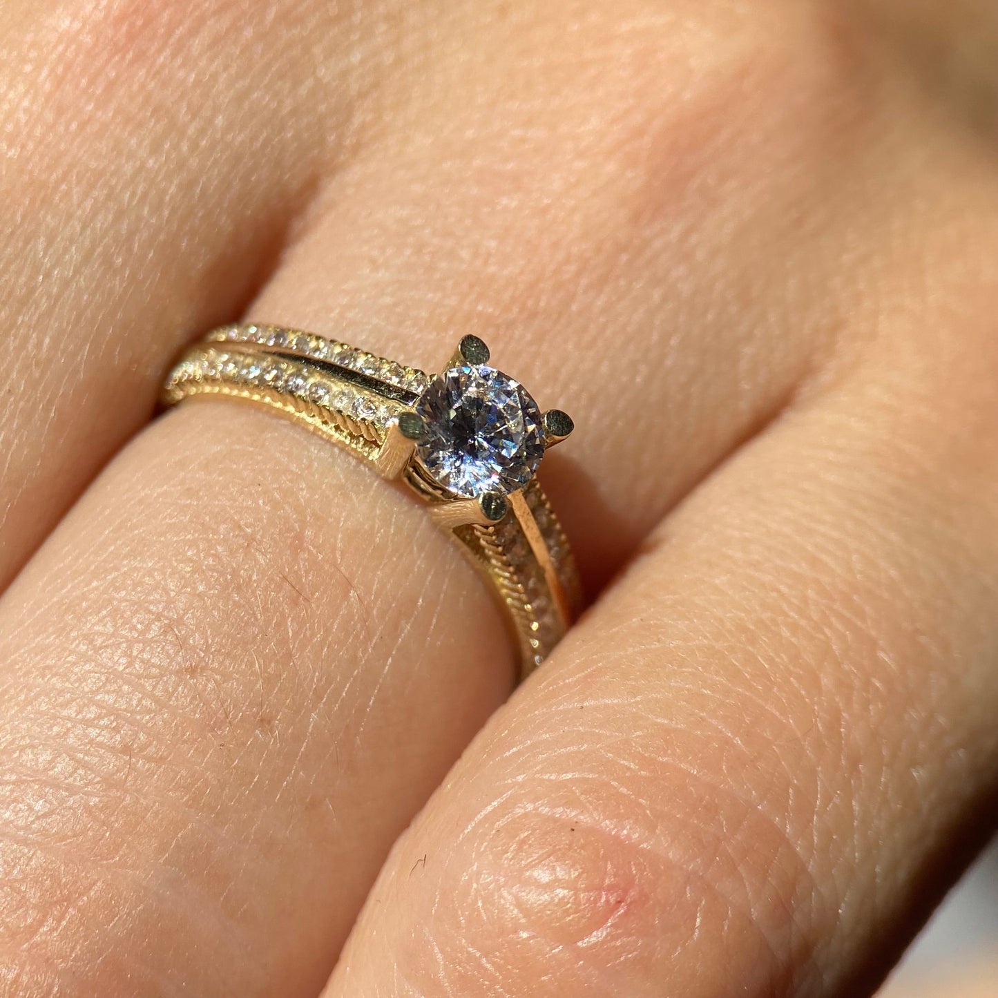 Anillo de compromiso en oro