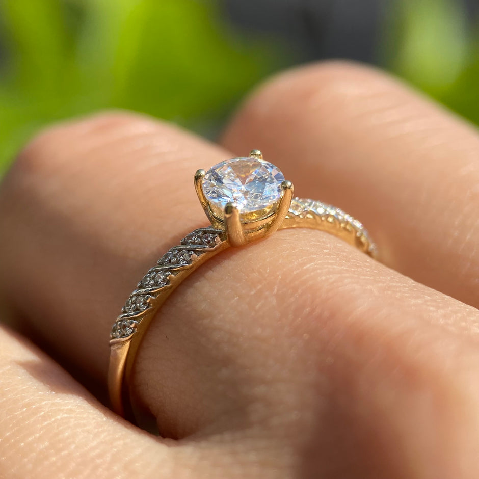 Anillo de compromiso en oro