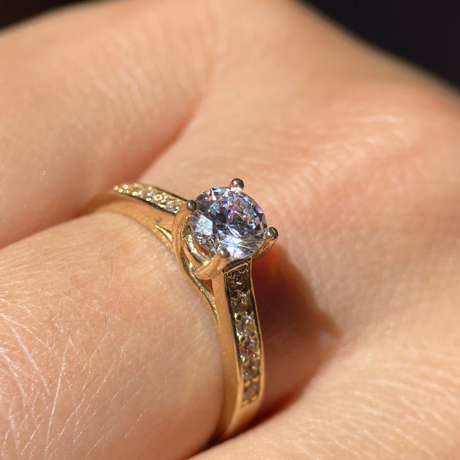 Anillo de compromiso en oro